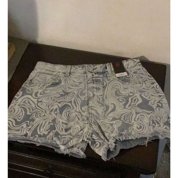 NWT~No Boundaries Paisley Swirl Design Distressed Denim Shorts Sz 11 - Picture 1 of 2